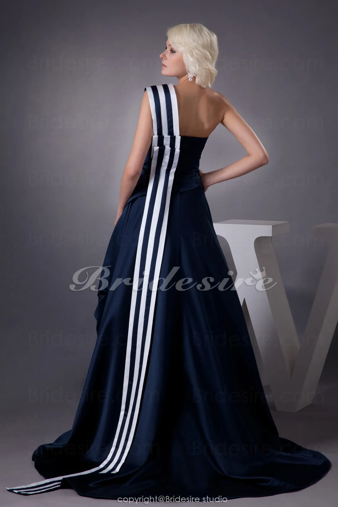 A-Linie 1-Schulter Sweep/Pinsel Zug ärmellos Satin Quinceañera Kleid