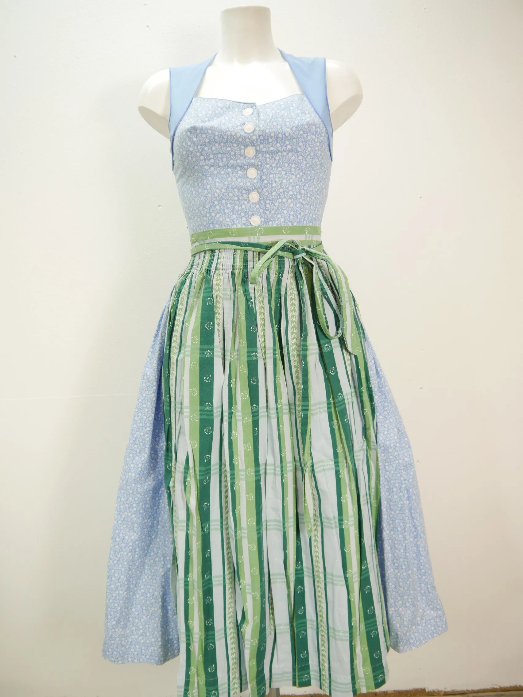 Chiemseer Dirndl & Tracht blau mit Blumenranken klasse Dirndl mit Schürze Gr.34