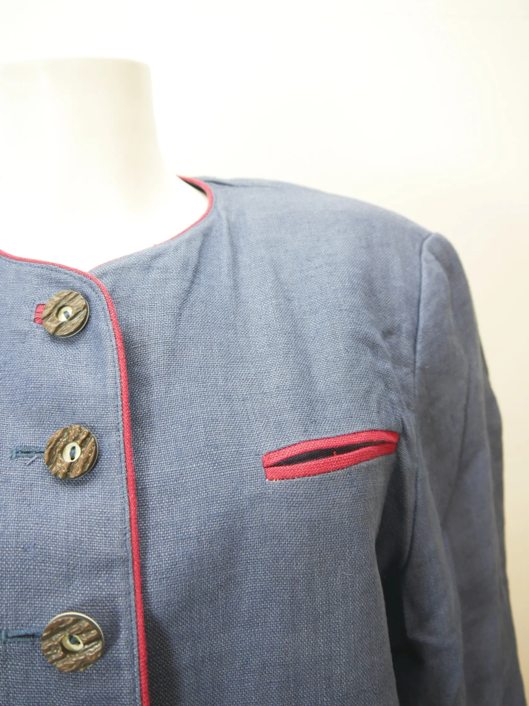 Faszinierend blau mit Stickerei bezaubernde Damen Leinen Trachtenjacke Gr.42
