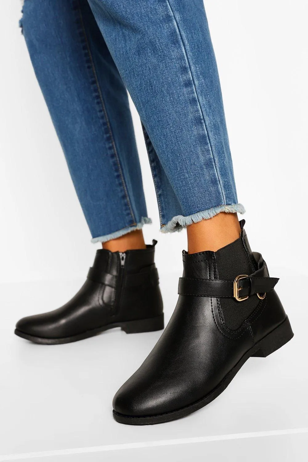 Flache Chelsea-Boots mit Schnalle