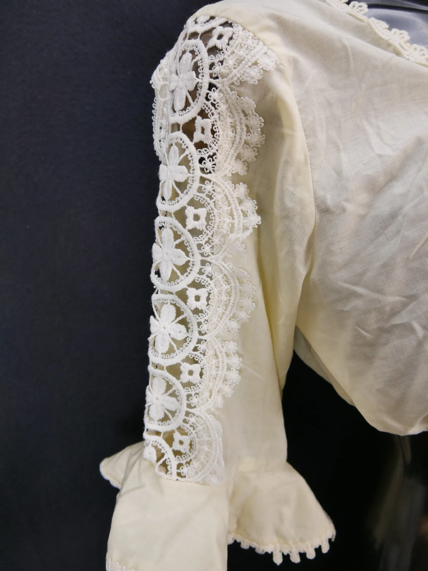 Gr.46 Dirndlbluse creme Bluse für Dirndl Diolen Baumwollmischung Spitze B9935