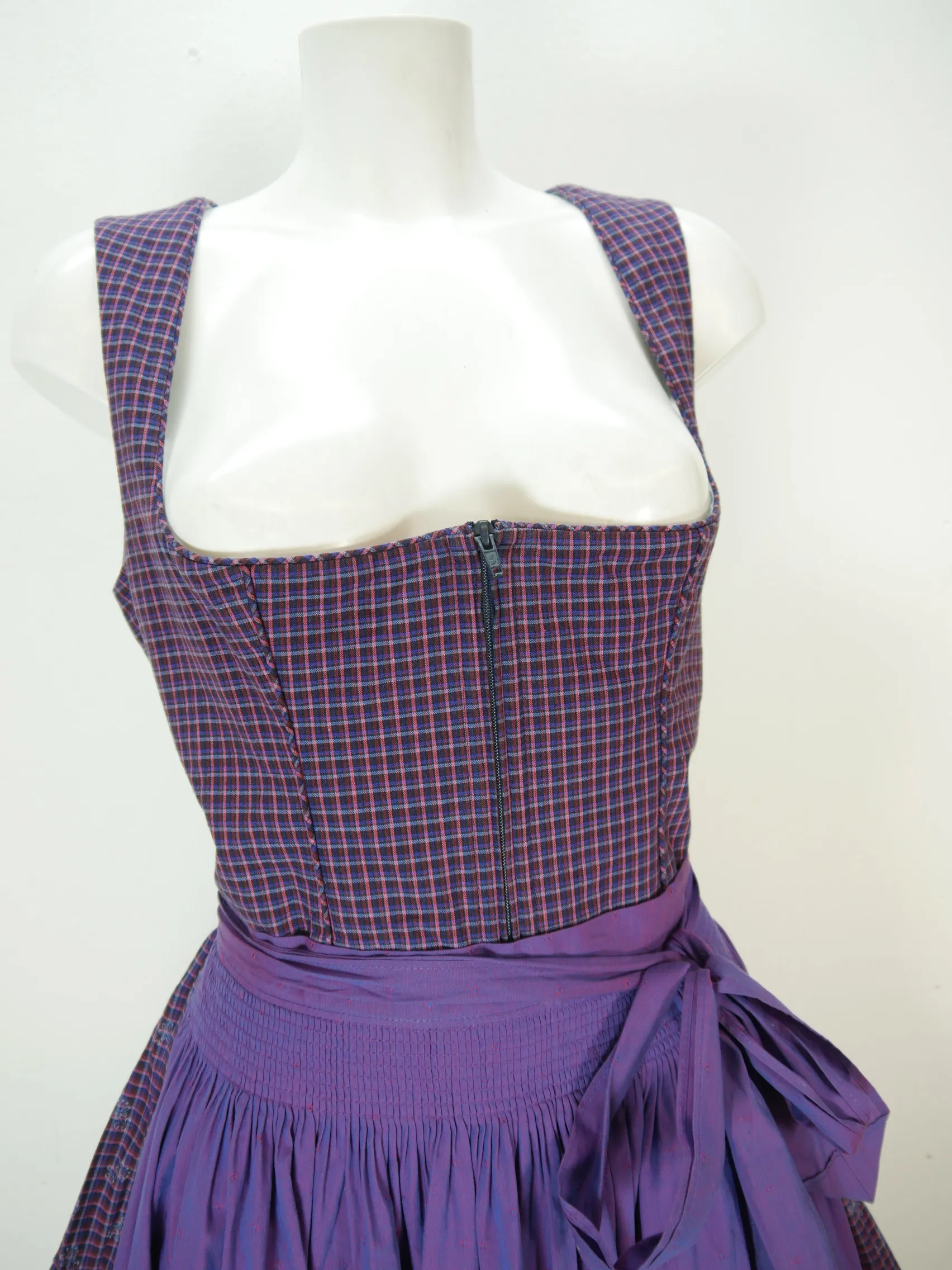 Hanne Modell lila gestreift mit Balkonett fabelhaftes Dirndl mit Schürze Gr.44