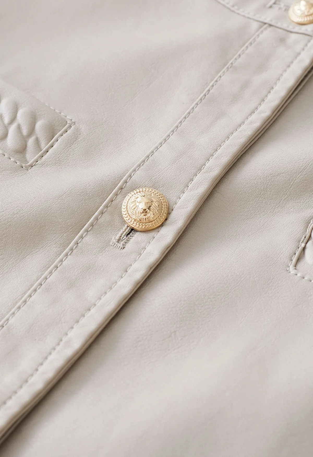 Kunstlederjacke mit Paspeltaschen in Elfenbein