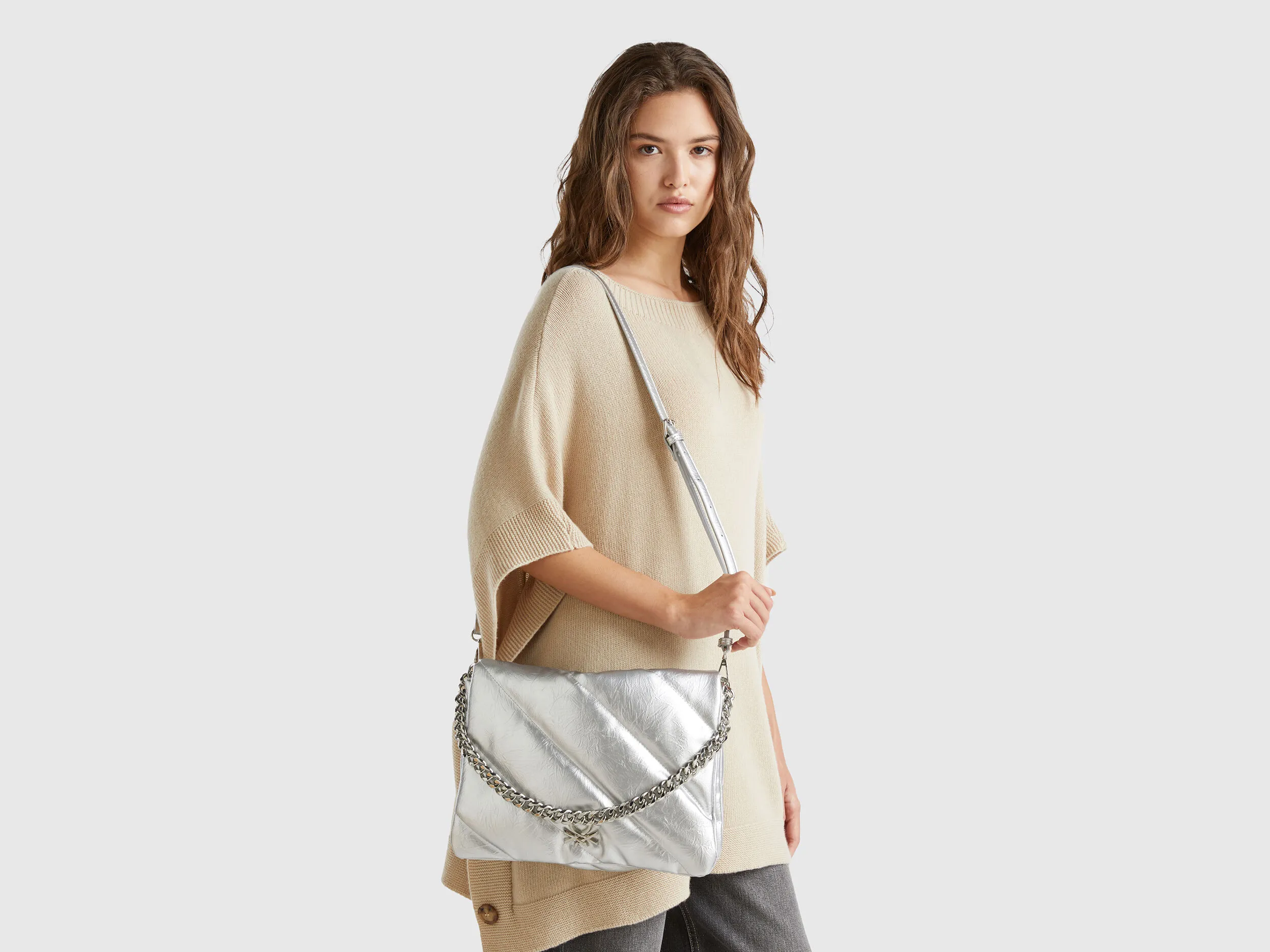 Mittelgroße Tasche mit Schulterkette
