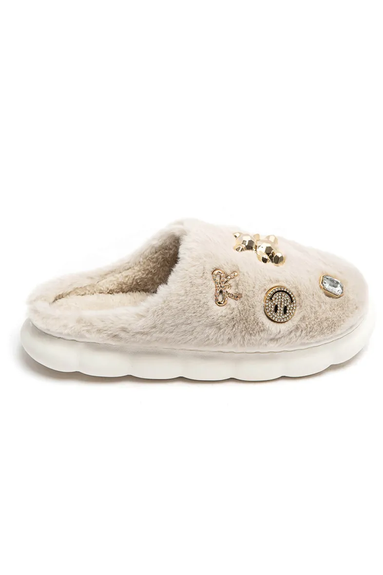 Pelzgefütterter Slipper mit Metallaccessoires