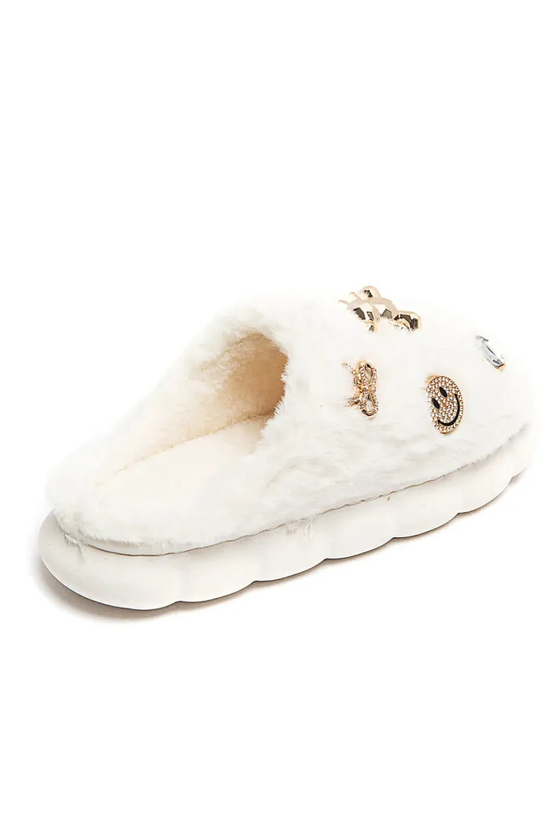 Pelzgefütterter Slipper mit Metallaccessoires