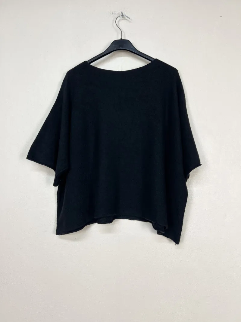 Poncho mit Herzmuster und „Love“-Schriftzug.