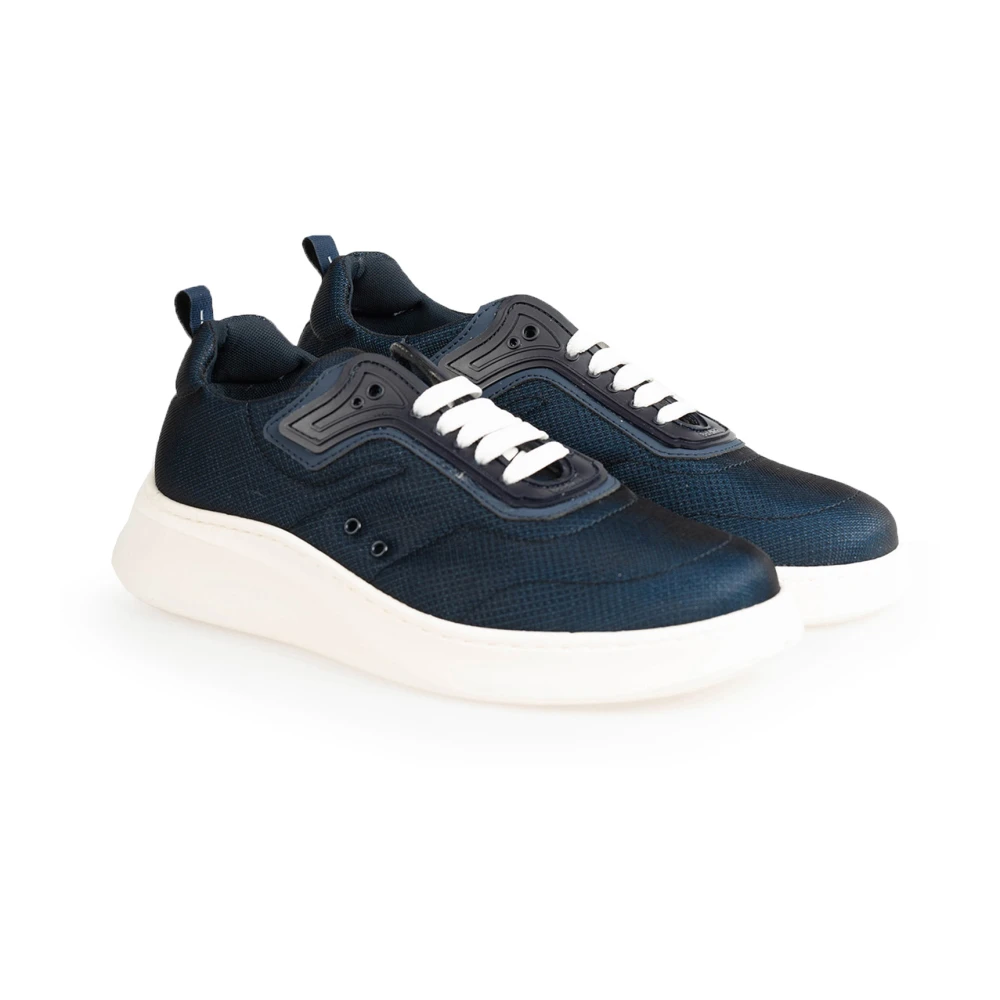 Sneakers mit abgerundeter Nase